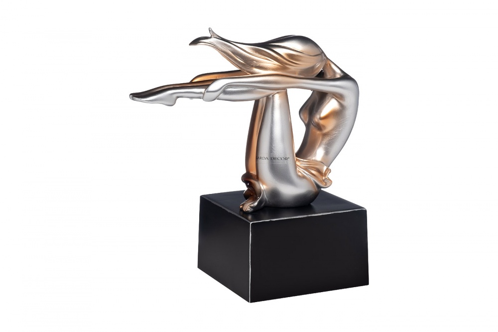 Статуэтка "Девушка на кубе" зол./черн 25*14.5*34 см